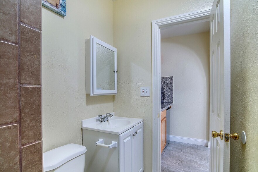 More Photos Of 4905 W Adams Blvd, Los Angeles Apartments For Sale