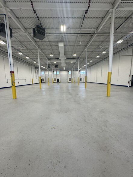More Photos Of 621 Busse Rd, Bensenville Warehouse For Lease