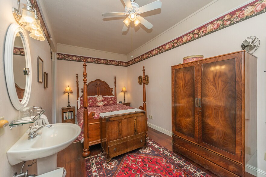 More Photos Of 481 Main St, Weaverville Hotel For Sale