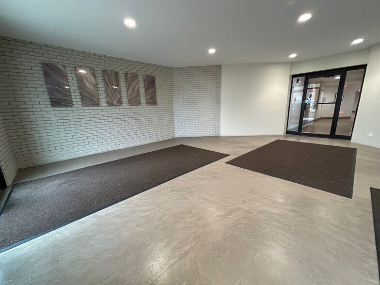 More Photos Of 1480 Renaissance Dr, Park Ridge Office For Lease