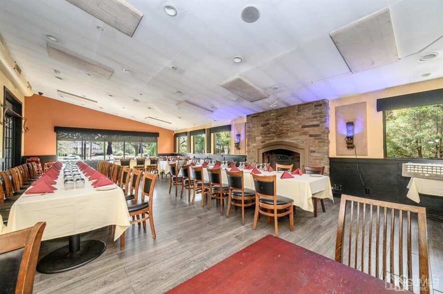 More Photos Of 522 Rt-33, Englishtown Restaurant For Lease