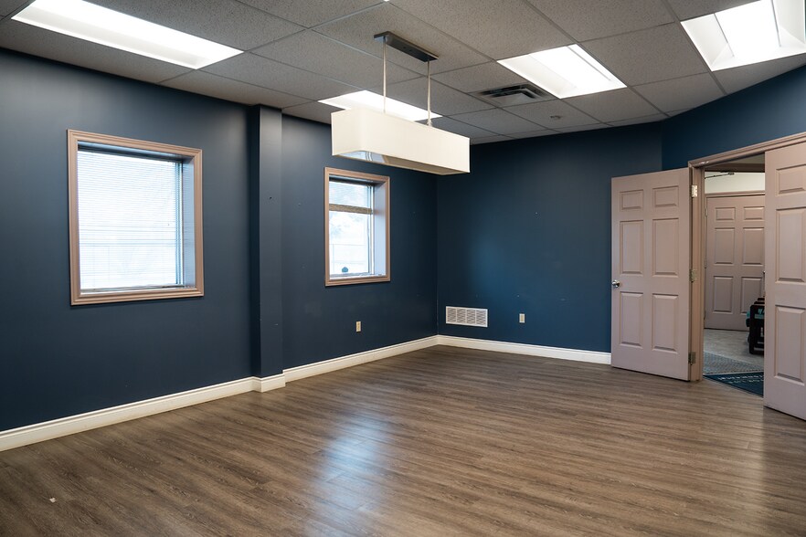 More Photos Of 200 Eastport Blvd, Hamilton Warehouse For Lease