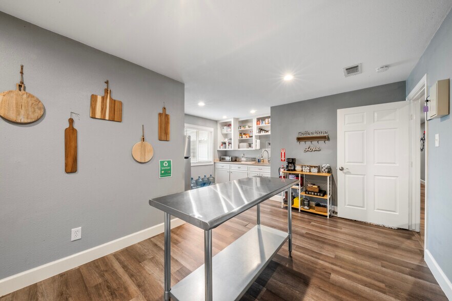 More Photos Of 20103 Aldine Westfield Rd, Humble Office For Sale