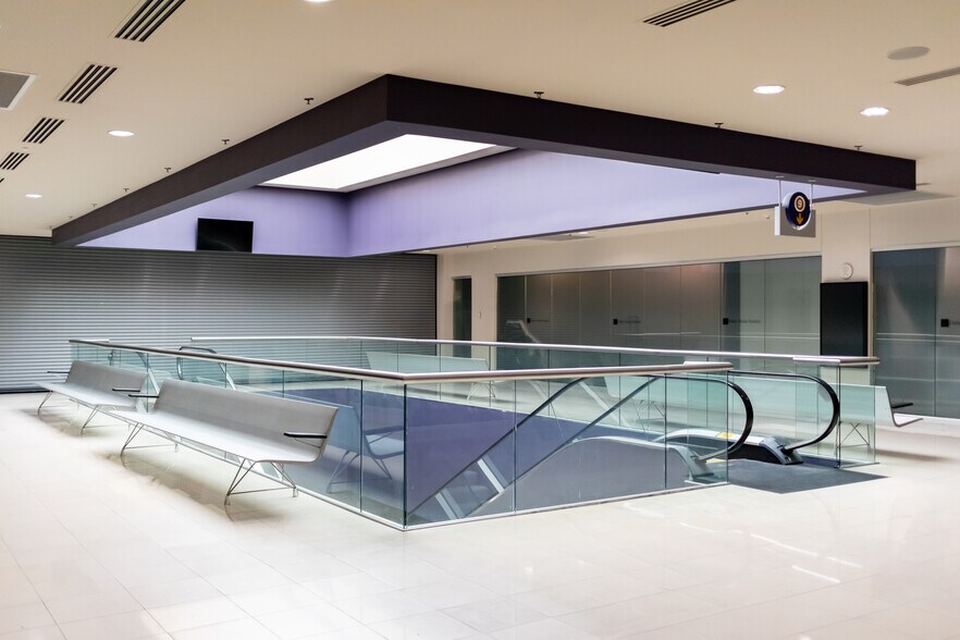 More Photos Of 495 S Grand Central Pky, Las Vegas Showroom For Lease