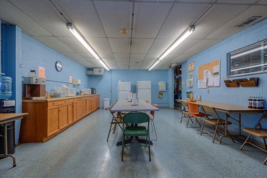 More Photos Of 3453 Aerial Way Dr SW, Roanoke Warehouse For Lease