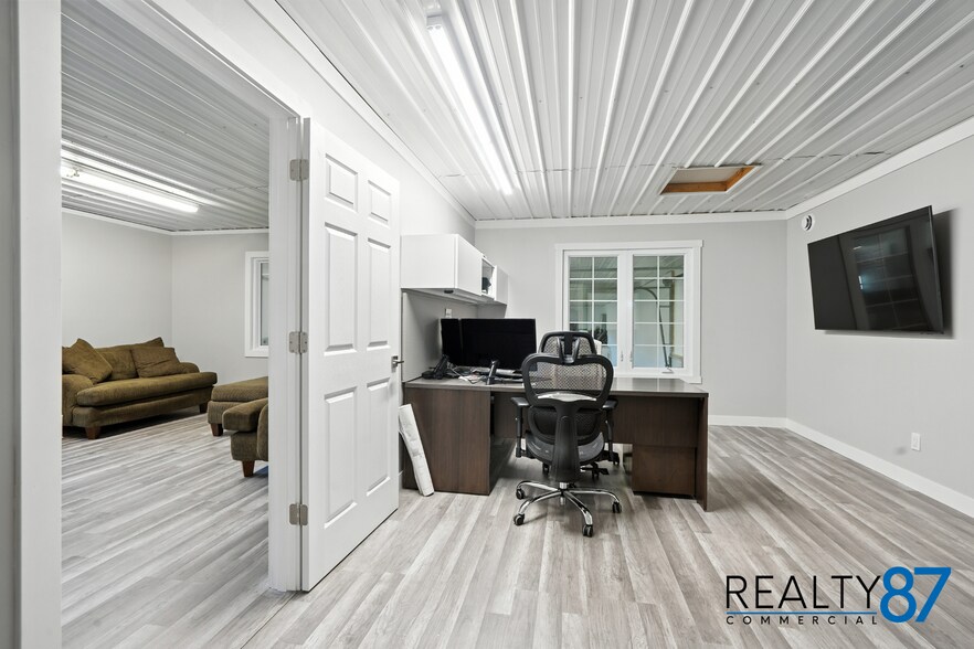 More Photos Of 2700 Stonegate Ct, Hiawatha Showroom For Sale