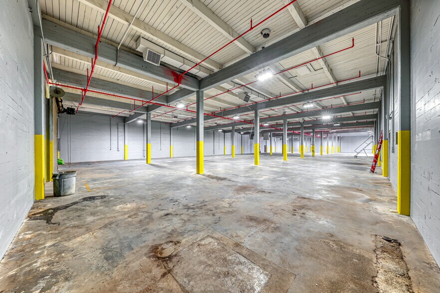 More Photos Of 190 S Fourth St, Henderson Manufacturing For Lease