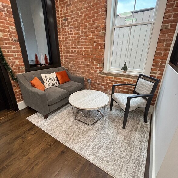 More Photos Of 121 W Washington St, Charles Town Office For Lease