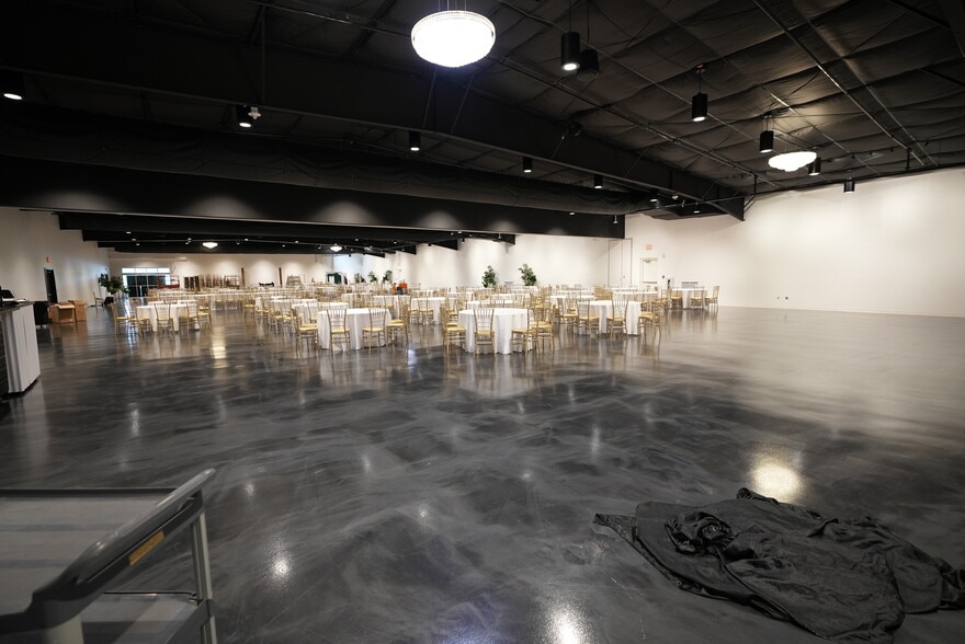 More Photos Of 2631 Highway 41A Byp, Clarksville Department Store For Lease