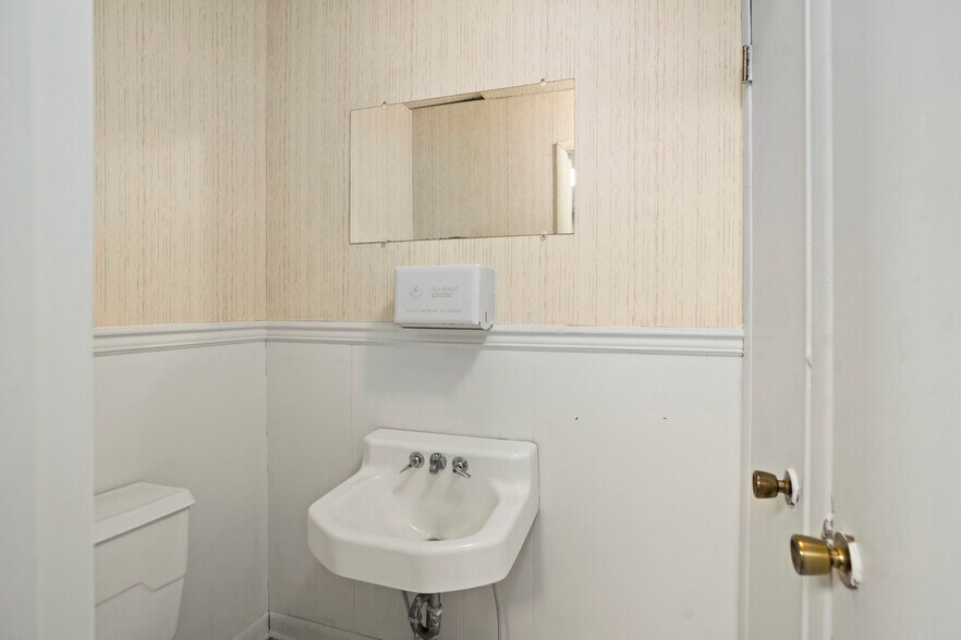 More Photos Of 130 N Main St, Petal Medical For Sale