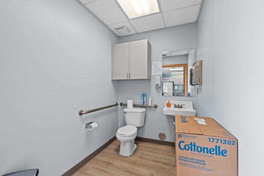 More Photos Of 28565-28585 Schoenherr Rd, Warren Medical For Lease