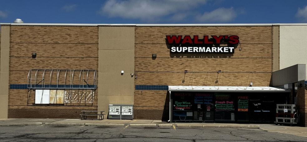 More Photos Of 3198-3280 Gratiot Ave, Marysville Freestanding For Lease