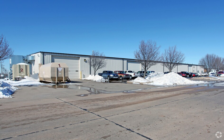 More Photos Of 308 Westland Dr, Edmond Manufacturing For Sale