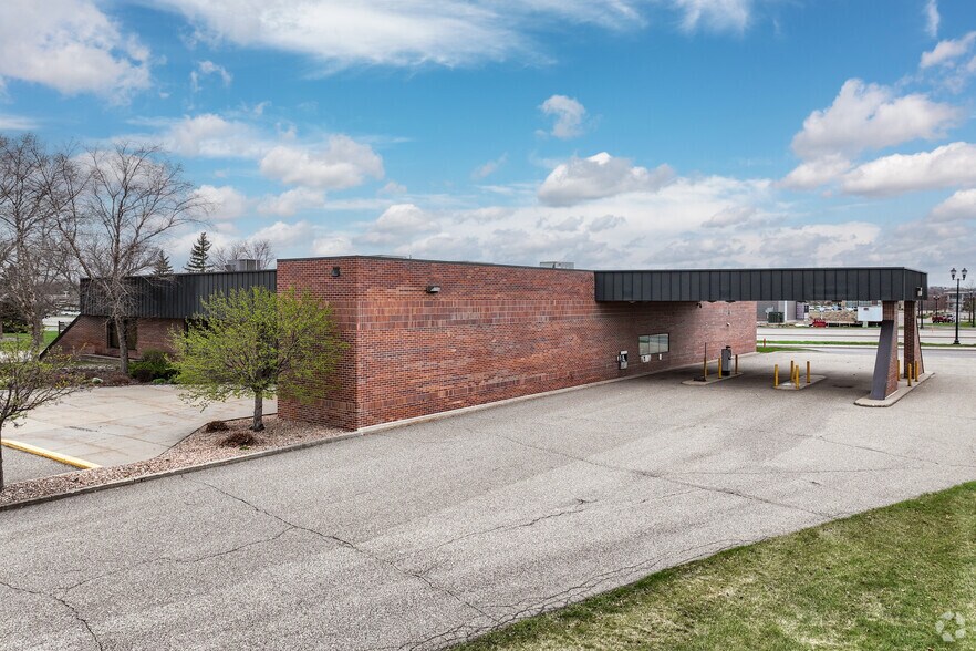 More Photos Of 701 SE Central Ave E, Saint Michael Bank For Lease