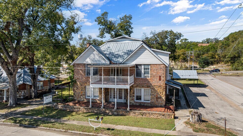 More Photos Of 301 NE Barnard St, Glen Rose Office For Sale