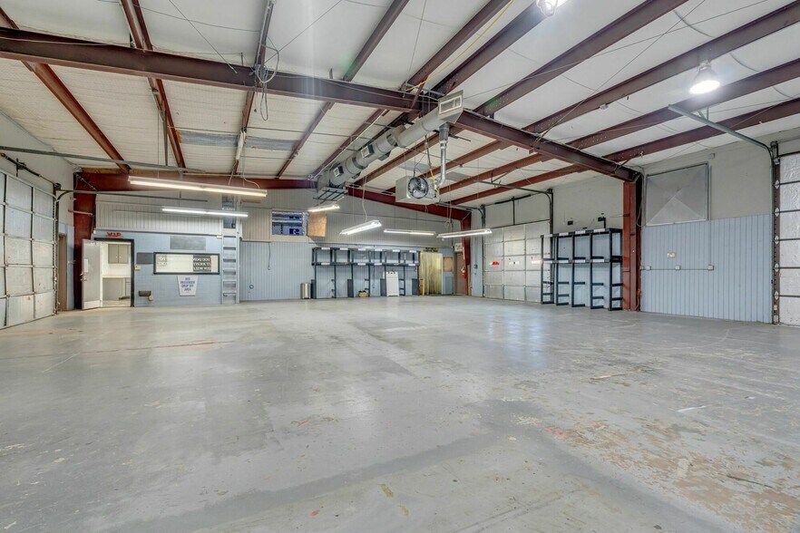More Photos Of 1133 W Main St, Arlington Warehouse For Lease