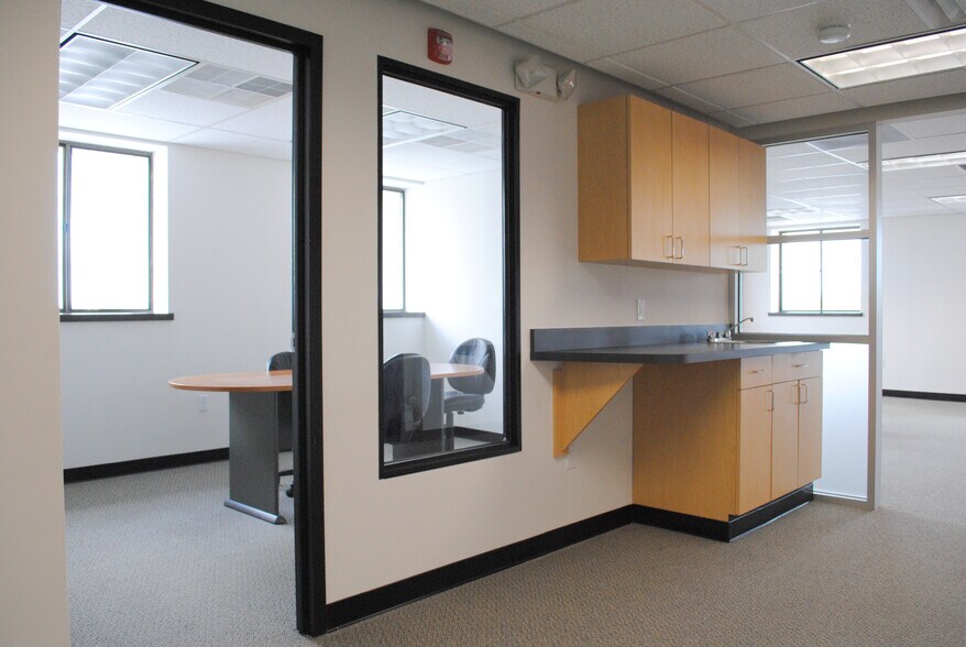More Photos Of 400 W Cummings Park, Woburn Office For Lease