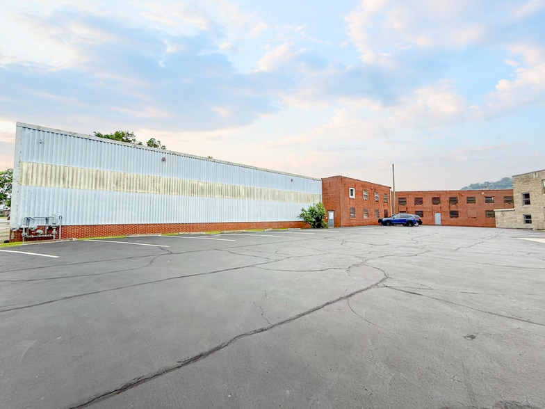 More Photos Of 416 Pittsburgh Cir, Ellwood City Warehouse For Lease