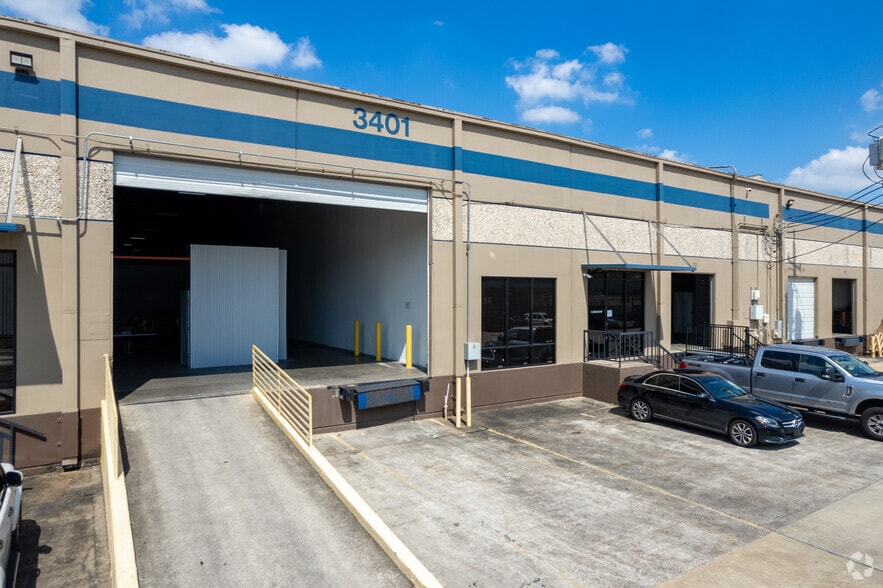 More Photos Of 3401 Navigation Blvd, Houston Distribution For Lease