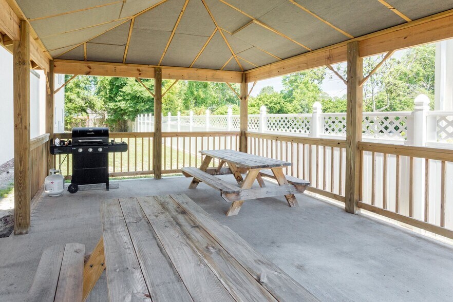 More Photos Of 1323 E King Ave, Kingsland Hotel For Sale