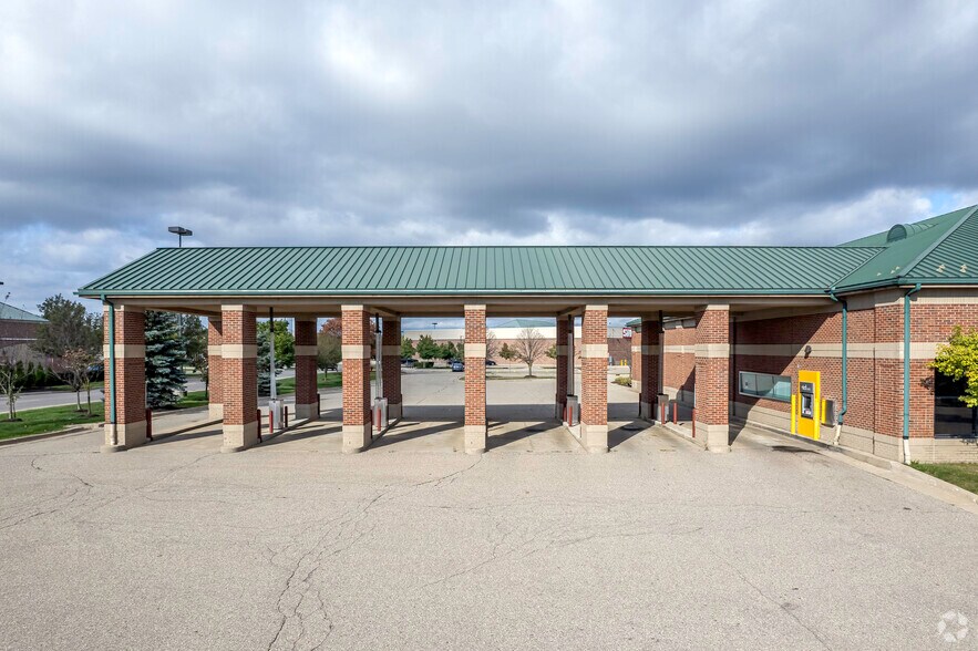 More Photos Of 47500 Grand River Ave, Novi Bank For Lease