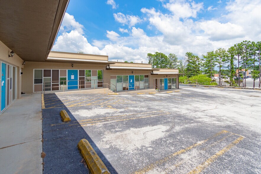 More Photos Of 1401 Applewood Dr, Dalton Medical For Lease