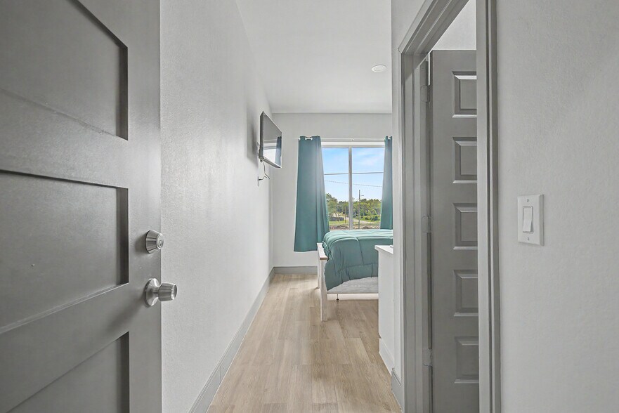More Photos Of 102 W 4th St, Hearne Storefront For Sale