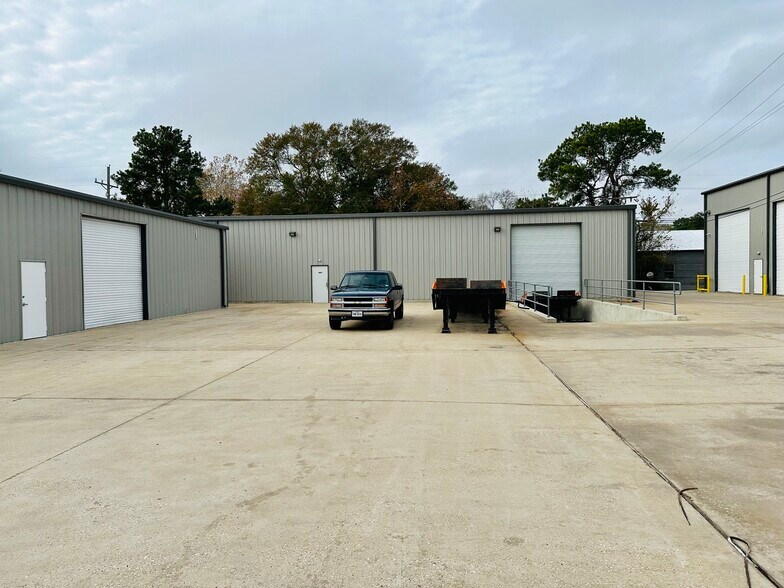 More Photos Of 2614 Industrial Ln, Conroe Unknown For Lease