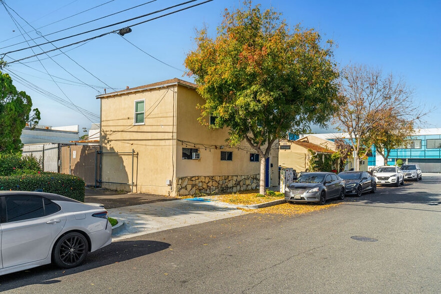 More Photos Of 2200 W Burbank Blvd, Burbank Storefront Retail Office For Sale