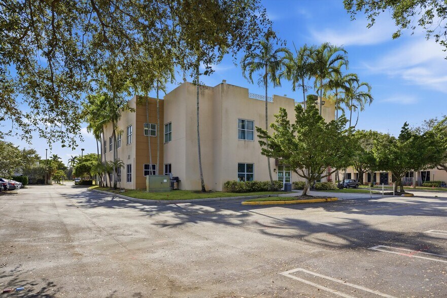 More Photos Of 8527 Pines Blvd, Pembroke Pines Office For Sale