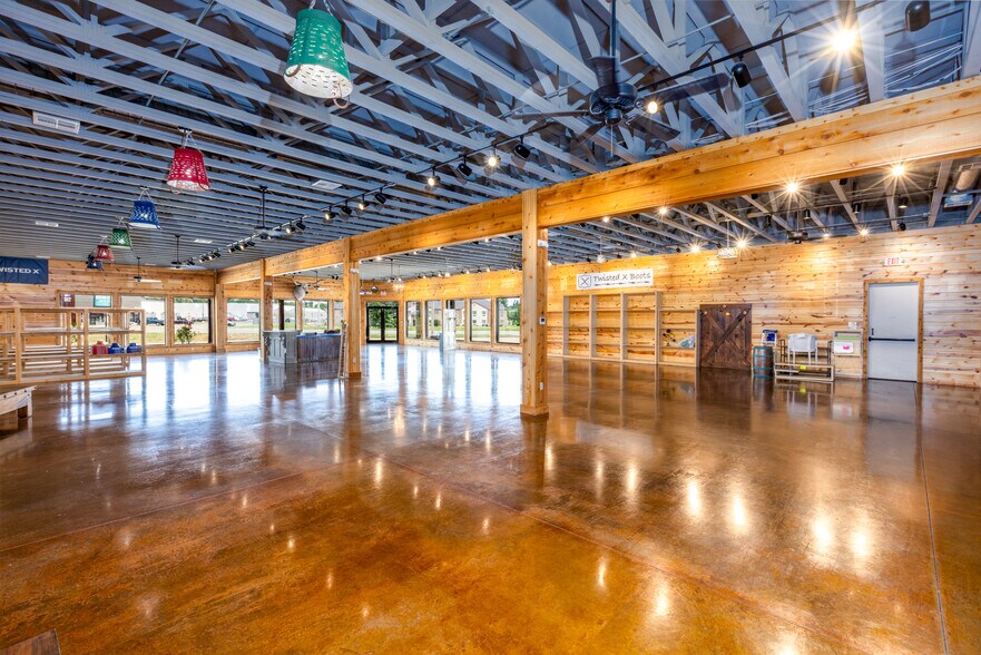 More Photos Of 1910 E Jackson St, Hugo Freestanding For Sale