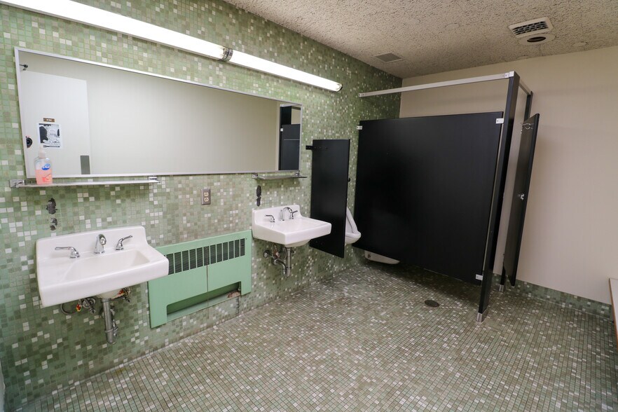 More Photos Of 619 SE Main St, Roseburg Bank For Sale