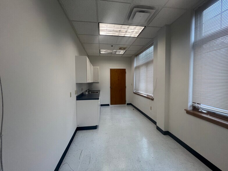 More Photos Of 300 Creek View Rd, Newark Office For Lease