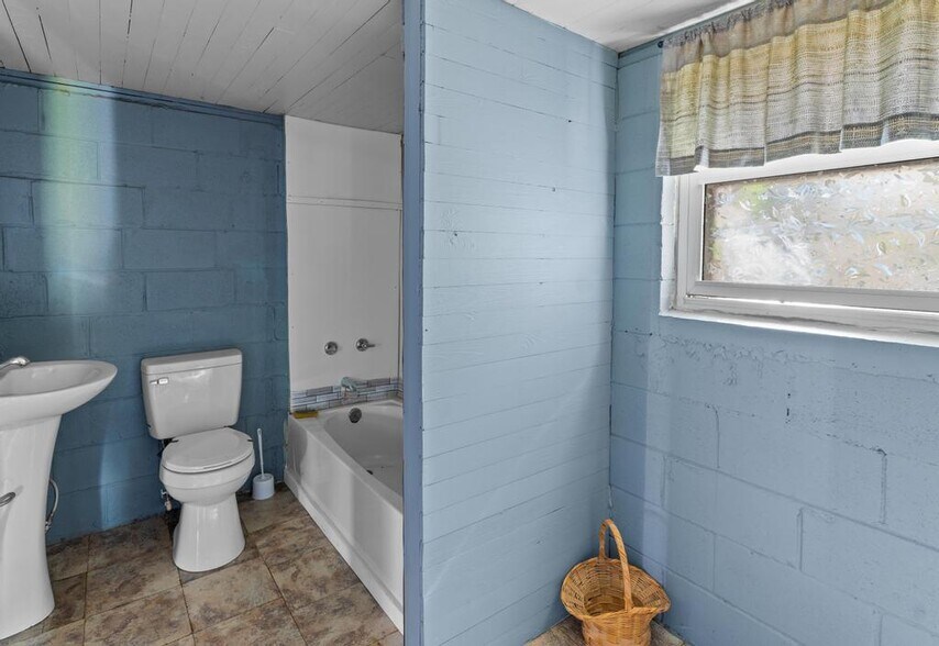 More Photos Of 450 S Oak St, Jackson Storefront Retail Office For Sale