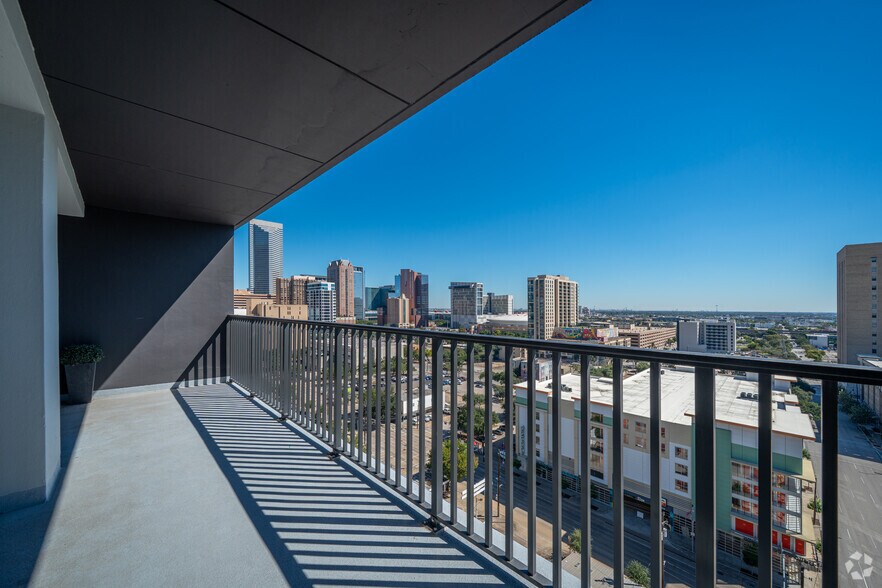 More Photos Of 1617 Fannin St, Houston Multifamily For Sale