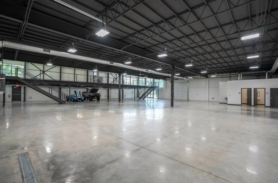 More Photos Of 16350 Northville Rd, Plymouth Showroom For Sale
