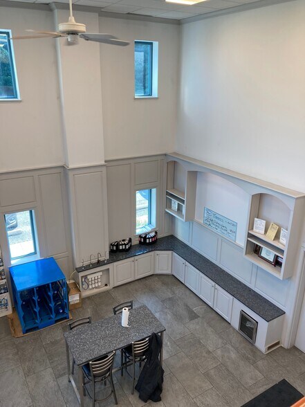 More Photos Of 11 Roadway Dr, Carlisle Light Manufacturing For Sale