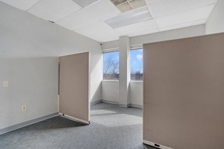 More Photos Of 1656 Oak Tree Rd, Edison Medical For Lease