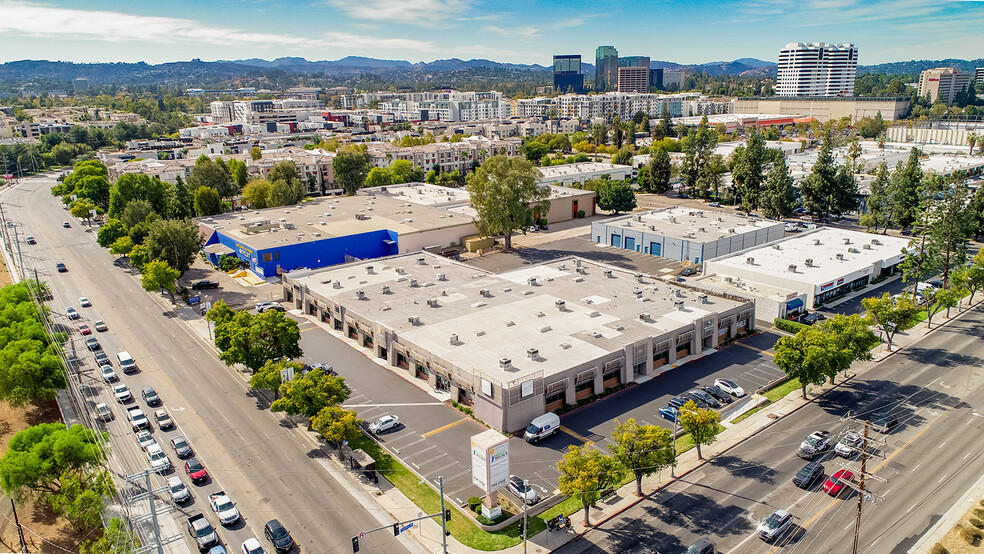 Primary Photo Of 20900 Victory Blvd, Woodland Hills Storefront For Lease