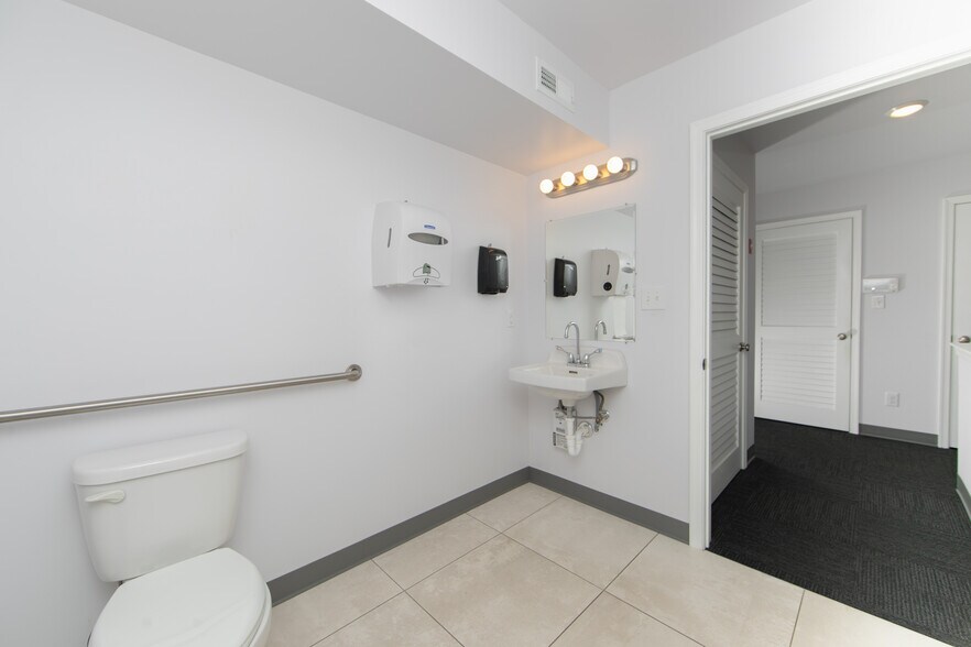 More Photos Of 800 Woodlawn Ave, Collingdale Light Manufacturing For Sale