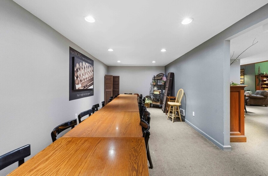 More Photos Of 171 S Broadway, Coos Bay General Retail For Sale