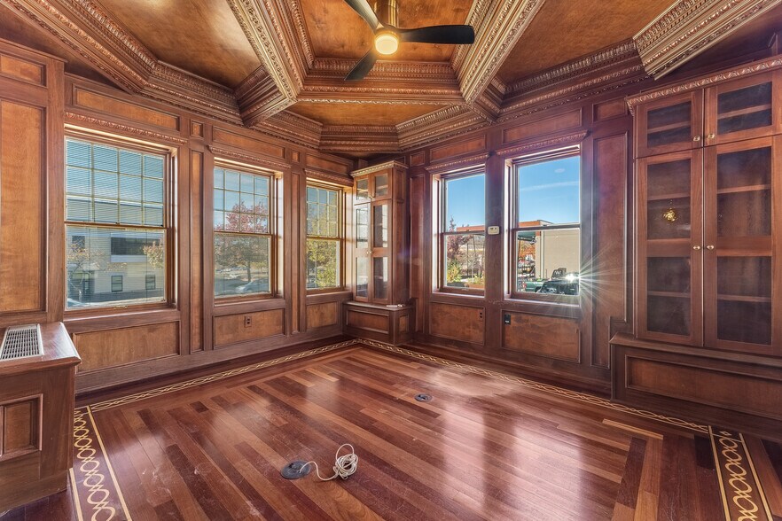 More Photos Of 324 N College Ave, Fayetteville Office For Sale
