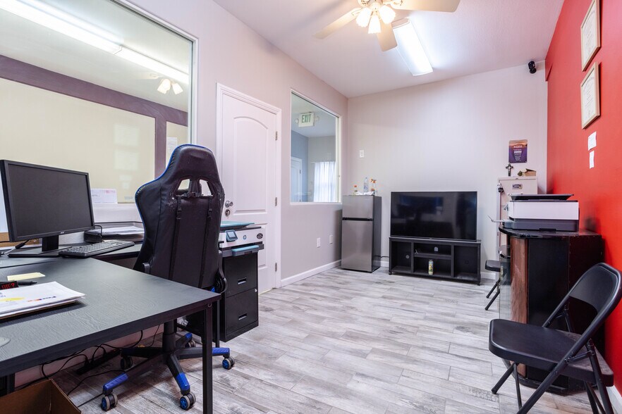 More Photos Of 38262 6th St E, Palmdale Storefront For Sale