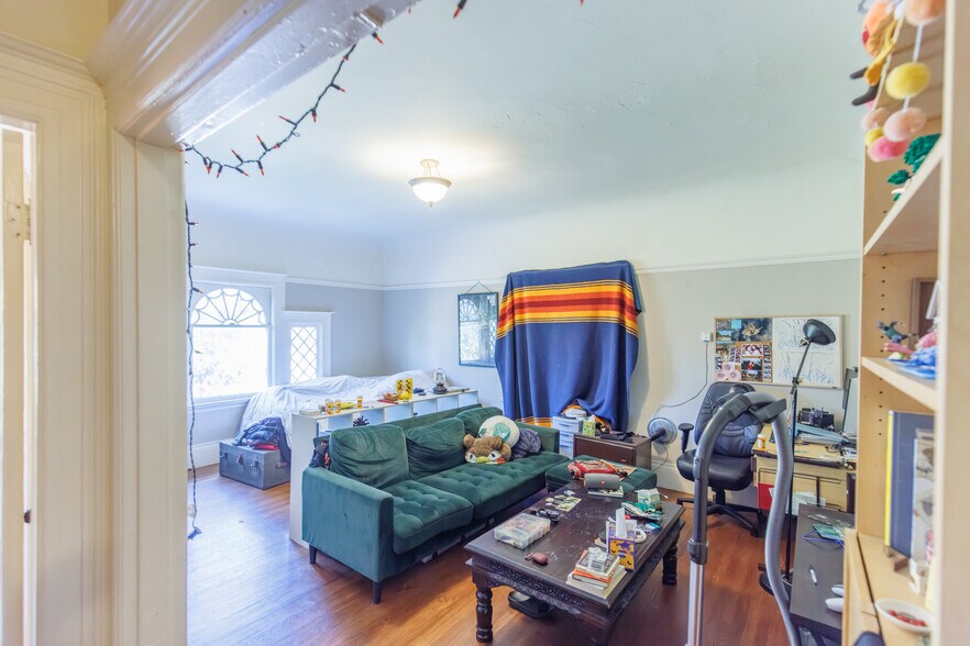 More Photos Of 667 10th St, Oakland Multifamily For Sale
