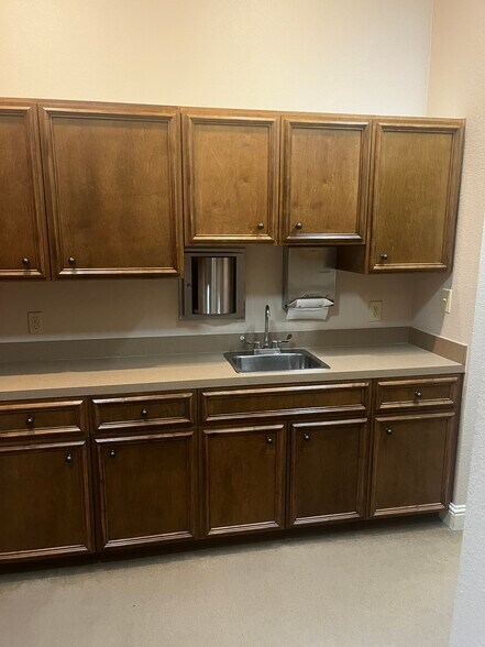More Photos Of 305 W Spring Creek Pky, Plano Medical For Sale