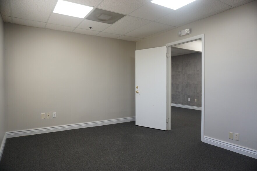 More Photos Of 2405-2425 N University Dr, Coral Springs Loft Creative Space For Lease
