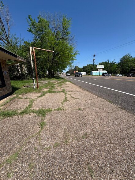 More Photos Of 618 W Broad St, Mineola Storefront Retail Office For Sale