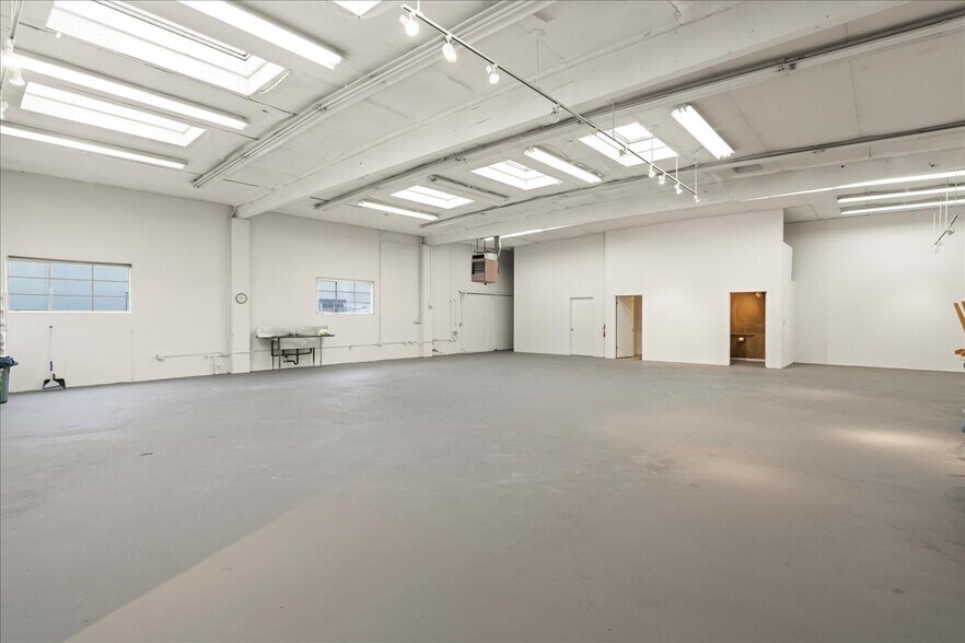 More Photos Of 4075 Transport St, Palo Alto Service For Lease