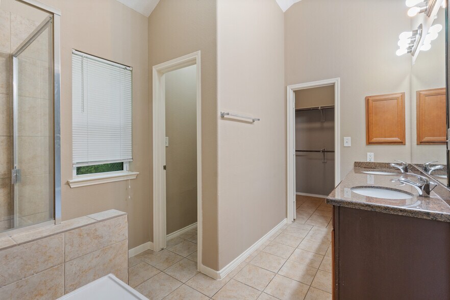 More Photos Of 9104 N Green River Dr, Houston Specialty For Sale