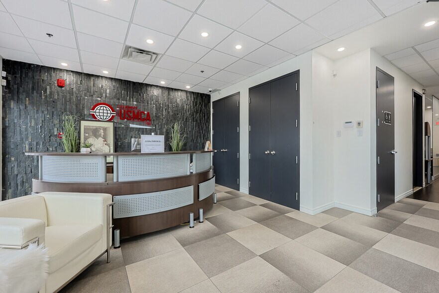 More Photos Of 9233-9245 Rue Thimens, Montréal Light Distribution For Lease